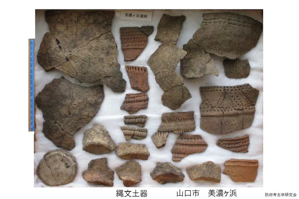 縄文土器　　縄目紋様がなくても縄文土器です。　表面採集での土器の採集は、遺跡の開発に伴う。