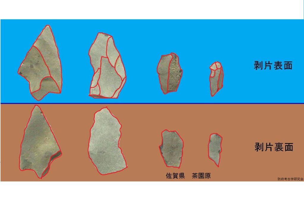 表面：スプーンでえぐったような面
　　　　裏面：少し膨らんでいる面